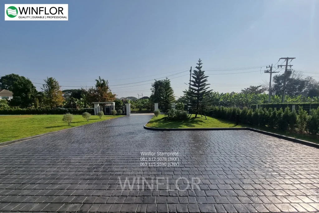 ถนนคอนกรีตพิมพ์ลายแบ่งทางโค้งรอบสวน คุณไฟฟ้า Capa Dance Studio จ.เชียงใหม่ โดย WINFLOR