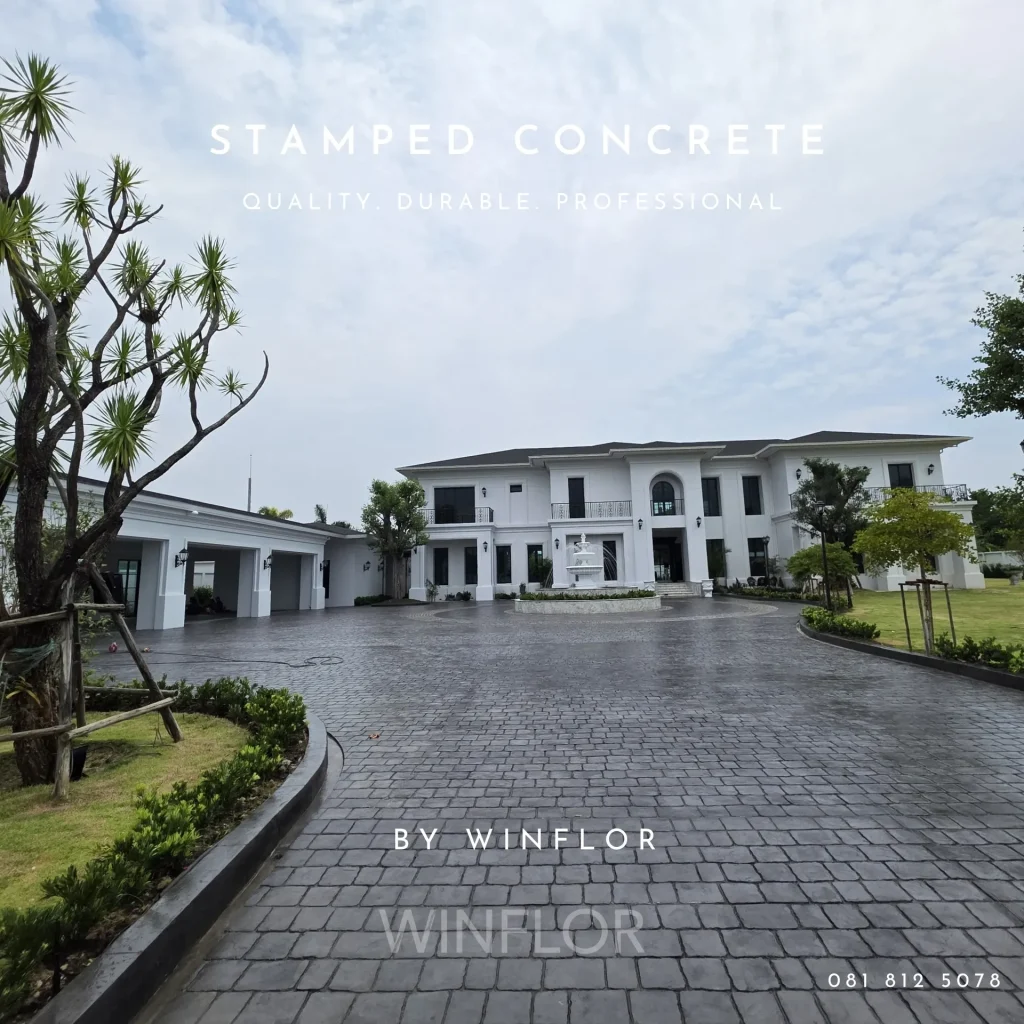 ทางเข้าบ้านคอนกรีตพิมพ์ลายโค้งตามแนวสวน บ้านท่านนเรศ อ.แม่ริม เชียงใหม่ โดย WINFLOR